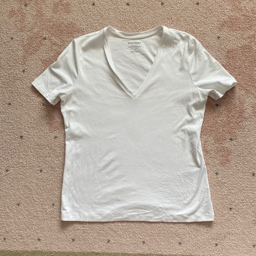 Banana Republic white cotton V neck t-shirt